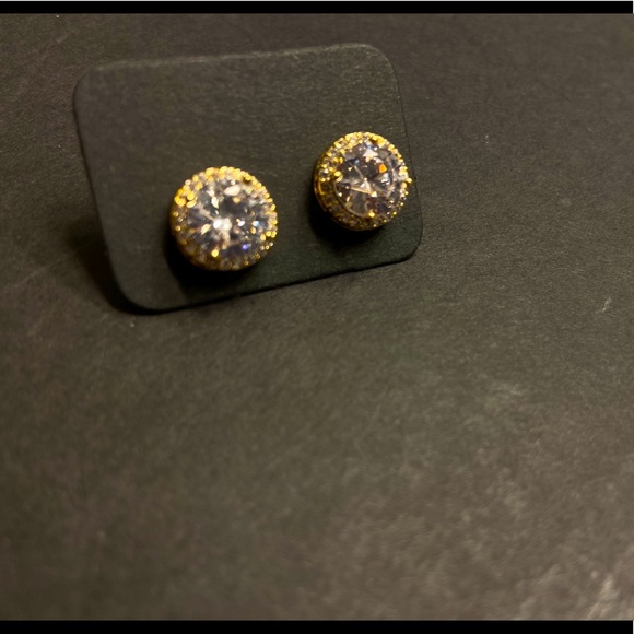( SOLD OUT ) Gold stud Cubic Zirconia Earrings - Picture 5 of 5